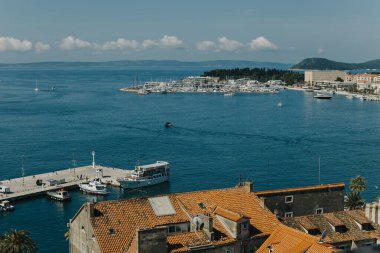Güneşli bir günde Split şehri ve Adriyatik Denizi 'nin inanılmaz manzarası. Hırvatistan 'da seyahat hedefi.