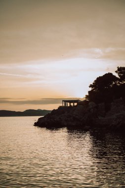 Hırvatistan 'ın Dubrovnik kenti yakınlarındaki Adriyatik Denizi ve inanılmaz bir gün batımı. Hırvatistan 'da seyahat hedefi.