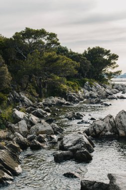 Adriyatik denizi ve Hırvatistan 'ın Dubrovnik kenti yakınlarındaki kayaların inanılmaz manzarası. Hırvatistan 'da seyahat hedefi.