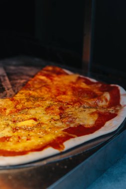 Geleneksel İtalyan pizzasında lezzetli bir pizza. Seçici odak.