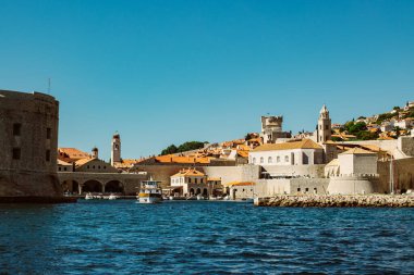 Güneşli bir günde Dubrovnik 'in eski şehir ve yat limanındaki teknelerin muhteşem manzarası. Hırvatistan 'da seyahat hedefi.