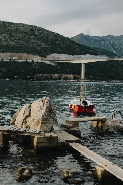 Gün batımında Dubrovnik kenti yakınlarındaki Adriyatik Denizi 'nde tekneler. Hırvatistan 'da seyahat hedefi.