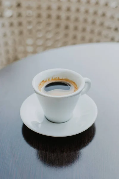Egy Csésze Fekete Kávé Egy Asztalon Egy Utcai Kávézóban Szöveg Jogdíjmentes Stock Képek