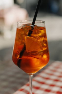 Geleneksel bir İtalyan restoranında kokteyl masasında. Yakın plan..