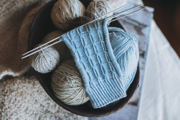 Рука вязаные носки с иголками и пряжи мяч в корзине. Мбаппе для ручной работы и гипермедленной жизни.