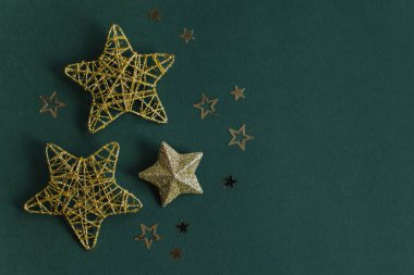 Koyu yeşil arka planda altın parıldayan yıldızlar. Düz yatıyordu. Metin için yer.