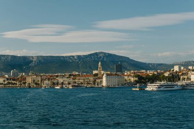 Güneşli bir günde Split 'in eski kent ve Adriyatik Denizi' nin muhteşem manzarası. Hırvatistan 'da seyahat hedefi.