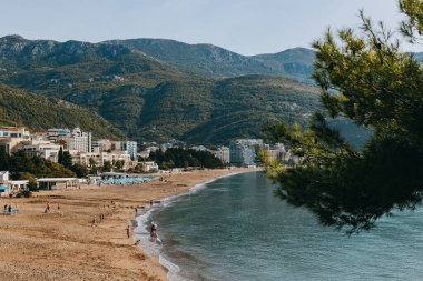 Adriyatik Denizi 'nin muhteşem manzarası ve Budva yakınlarında Becici' de bir plaj. Karadağ 'da seyahat hedefi.
