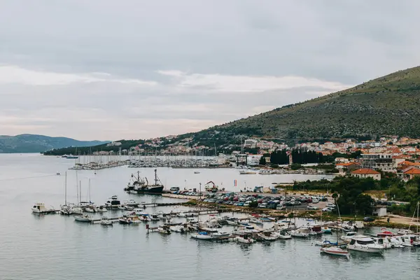 Hırvatistan 'ın marina ve Trogir kasabasının muhteşem manzarası. Hırvatistan 'da seyahat hedefi.