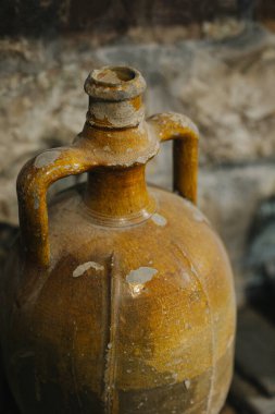 Bodrumda kaliteli şarap şişesi. Eski sürahi. Seçici odak.