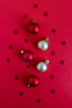 Yıldızlı parlak kırmızı arka planda güzel Noel süsleri. Düz yatıyordu. Metin için yer.