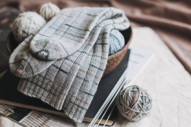 El örgüsü çoraplar, iğneler ve iplik yumağı sepette. El yapımı ve yavaş yaşam için higge kavramı.