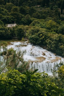 Hırvatistan 'ın Krka kentindeki doğal parktaki inanılmaz şelale. Hırvatistan 'da seyahat hedefi.