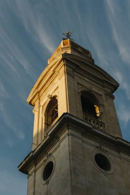 Güneşli bir günde Split eski kasabasındaki bir katedralin muhteşem manzarası. Hırvatistan 'da seyahat hedefi.