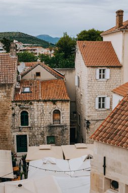 Trogir 'in eski kasabasındaki binaların ve çatıların muhteşem manzarası. Hırvatistan 'da seyahat hedefi.