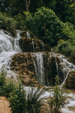 Hırvatistan 'ın Krka kentindeki doğal parktaki inanılmaz şelale. Hırvatistan 'da seyahat hedefi.