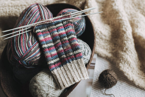 Ручное вязание с иголками и ниткой. Мбаппе для ручной работы и гипермедленной жизни.