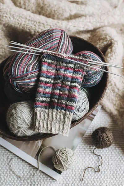 İğne ve iplik topuyla el örgüsü. El yapımı ve yavaş yaşam için higge kavramı.