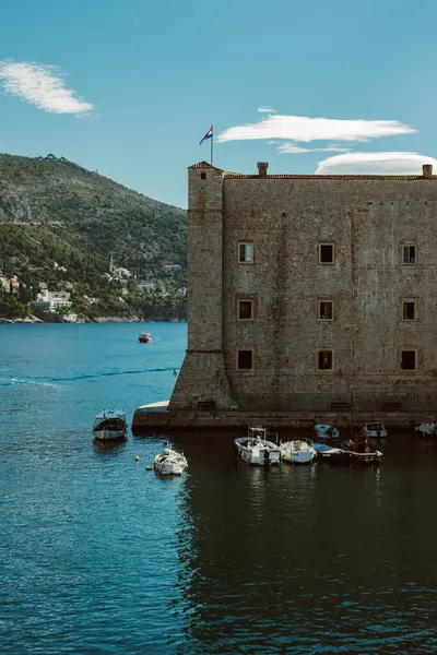 Güneşli bir günde Dubrovnik 'in eski şehir ve yat limanındaki teknelerin muhteşem manzarası. Hırvatistan 'da seyahat hedefi.