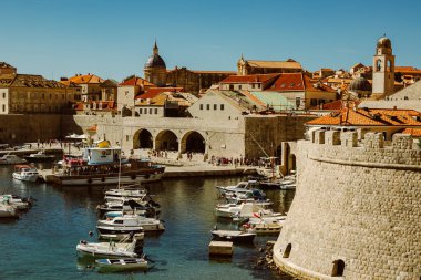 Güneşli bir günde Dubrovnik 'in eski şehir ve yat limanındaki teknelerin muhteşem manzarası. Hırvatistan 'da seyahat hedefi.