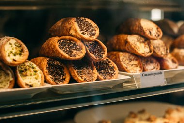 Çikolata ve fıstıklı kremayla doldurulmuş tatlı cannoli. Sicilya tatlısı. İtalyan pastası..