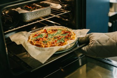 Mutfakta yapılan geleneksel İtalyan turtası. Seçici odak.