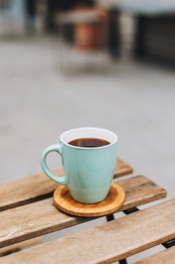 Sokak kafesindeki bir masada bir fincan sade kahve. Metin için yer.