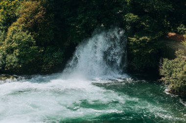 Hırvatistan 'ın Krka kentindeki doğal parktaki inanılmaz şelaleler. Hırvatistan 'da seyahat hedefi.