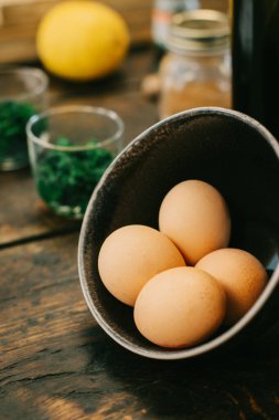 Kasedeki yumurtalar ve mutfaktaki masada yemek pişirmek için diğer ürünler. Seçici odak.