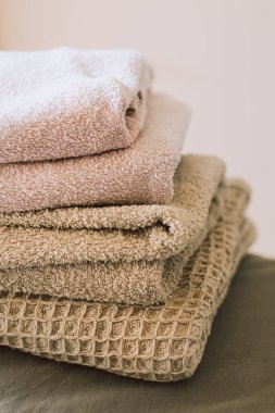 Pembe ve bej havluların yakın çekim görüntüsü. Spa rahatlama konsepti. Seçici odak.