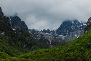 Karadağ 'ın Prokletije kentindeki dağların muhteşem manzarası. Doğa arkaplanı.