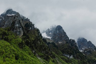 Karadağ 'ın Prokletije kentindeki dağların muhteşem manzarası. Doğa arkaplanı.