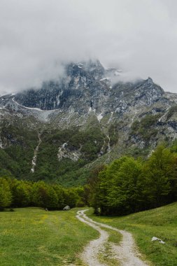Karadağ 'ın Prokletije kentindeki dağların muhteşem manzarası. Doğa arkaplanı.
