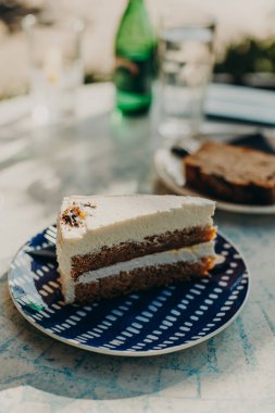 Kafede tabakta nefis bir pasta. Gün ışığı. Seçici odaklanma. Kapat..