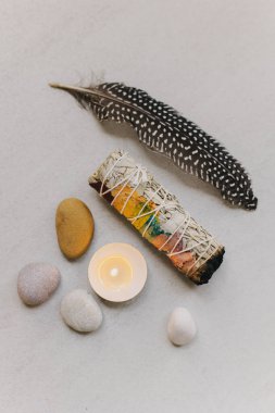 Palo santo, beyaz adaçayı ve taşlı mum meditasyon için. Minimalizm. Sakin ve dikkatli ol. Metin için yer.