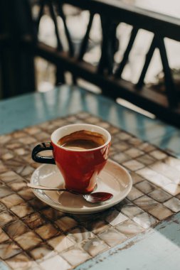 Sokak kafesindeki bir masada bir fincan sade kahve. Metin için yer.