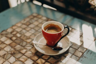 Sokak kafesindeki bir masada bir fincan sade kahve. Metin için yer.