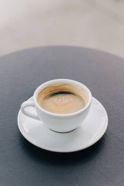 Sokak kafesindeki bir masada bir fincan sade kahve. Metin için yer.