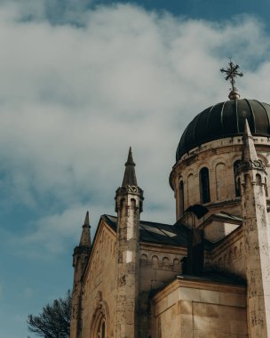 Karadağ 'ın Herceg Novi kentindeki güneşli bir günde eski bir kilise. Karadağ 'da seyahat hedefi.