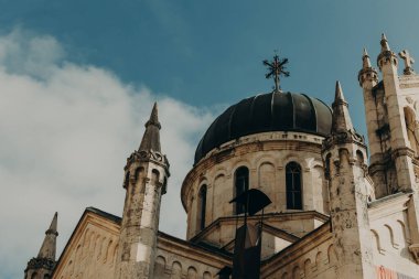 Karadağ 'ın Herceg Novi kentindeki güneşli bir günde eski bir kilise. Karadağ 'da seyahat hedefi.