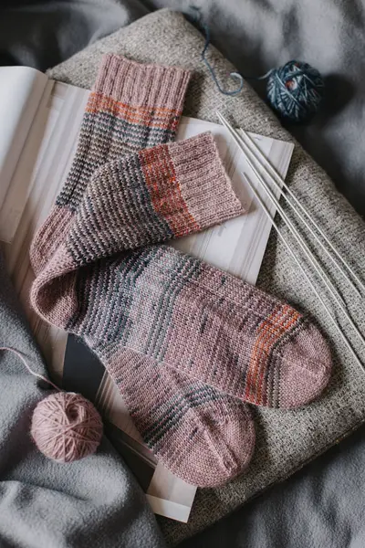 Şırınga ve iplik yumağıyla örülmüş rahat çoraplar. El yapımı ve yavaş yaşam için higge kavramı.