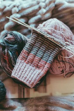 Elle örülmüş, iğneli ve iplikli çorap. Kapatın. El yapımı ve yavaş yaşam için higge kavramı.