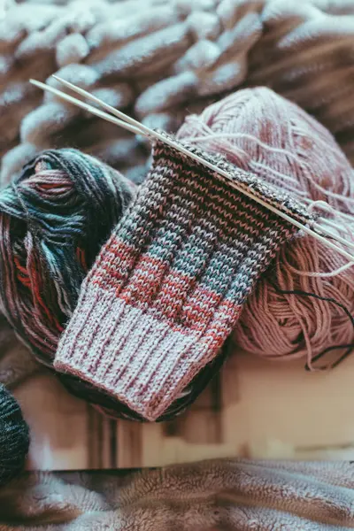 Elle örülmüş, iğneli ve iplikli çorap. Kapatın. El yapımı ve yavaş yaşam için higge kavramı.