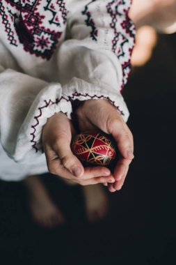 Geleneksel Ukrayna Paskalya yumurtaları Pysanka siyah, kırmızı ve beyaz renkli kızların ellerinde. Ukrayna sanatı. Modern minimalizm.