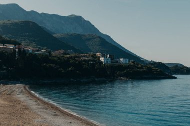 Adriyatik denizi ve Karadağ 'ın Budva kenti yakınlarındaki Kamenevo plajının muhteşem manzarası. Karadağ 'da seyahat hedefi.