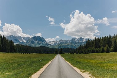 Karadağ 'ın Durmitor Ulusal Parkı' ndaki dağlara giden inanılmaz bir yol. Karadağ 'da seyahat hedefi.