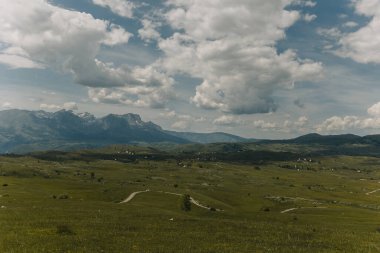 Karadağ 'ın Durmitor Ulusal Parkı' ndaki vadi ve dağların muhteşem manzarası bir yaz günü. Karadağ 'da seyahat hedefi.