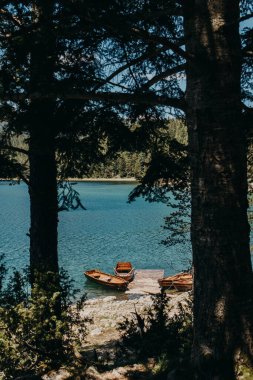 Karadağ 'ın Durmitor Ulusal Parkı' ndaki Kara Göl manzarası güneşli bir yaz gününde muhteşemdi. Karadağ 'da seyahat hedefi.