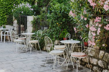 Karadağ 'ın Budva kenti yakınlarındaki Przno' da deniz kenarında boş bir kafe. Karadağ 'da seyahat hedefi.