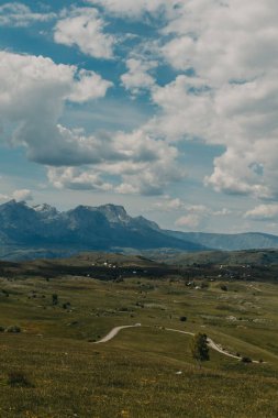 Karadağ 'ın Durmitor Ulusal Parkı' ndaki vadi ve dağların güneşli bir yaz gününde inanılmaz manzarası. Karadağ 'da seyahat hedefi.